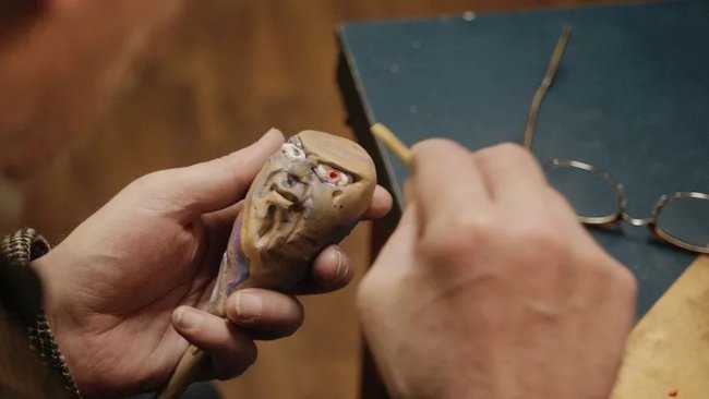 hands carving doll
